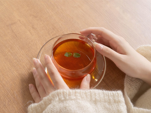 紅茶を飲む女性